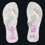 Braut sein! Rosa Goldmarmorflecken Flip Flops<br><div class="desc">Ein wunderschöner Rosa- und Goldmarmor-Flip-Flops für Ihren Junggeselinnen-Abschied, das Abendessen in der Probe oder für die Wochenenden Girls verweilen vor Ihrer Hochzeit. Diese wären toll zu personalisieren und all deinen Brautmeistern zu geben. Ich habe personalisierte auf meinem DesignByLyn-Laden kreiert, damit du einfach ihre Initialen eintragen und für sie personalisieren kannst....</div>