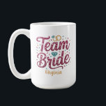 Braut-Team Glitter Brautjungfer Geschenk Kaffeetas Kaffeetasse<br><div class="desc">Unsere personalisierte Kaffeetasse zeigt den Ausdruck "Team Braut" in glänzender Typografie mit skurrilen Elementen in Burgund,  Aquamarin und Gold für ein lustiges Geschenk zur Brautparty für deine Brautjungfern,  um dich in deiner Braut-Ära zu feiern!</div>