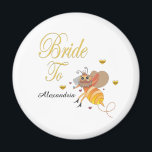 Braut um Bridal personalize Magnet<br><div class="desc">Bride To Bee Bridal Personalize Magnet hat eine schöne Braut Honey Bee auf ihr. Es macht Spaß für die Braut,  während des Brautparty zu haben und als Geschenk zu geben. Personalisieren Sie es mit dem Namen.</div>
