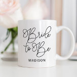 Braut, um schwarz moderne Skript maßgeschneiderte  Kaffeetasse<br><div class="desc">Moderne und lässige schwarze Kalligraphie-Drehbuch "Bride to Be" Frauenhochzeit Kaffee Tasse bietet maßgeschneiderten Text,  der mit dem Vornamen der Braut personalisiert werden kann. Schenkt der Zukunft ein süßes Geschenk,  Frau!</div>