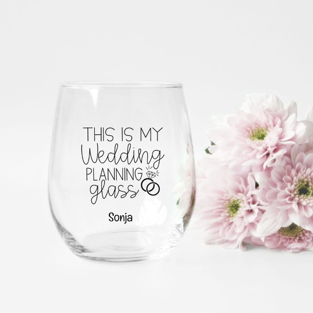 Braut, um schwarz moderne Skript maßgeschneiderte  Weinglas Ohne Stiel (stemless wineglass that says this is my wedding planning glass and customized with name)