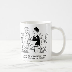 Braut und Baum öffnen ihre Geschenke Tasse