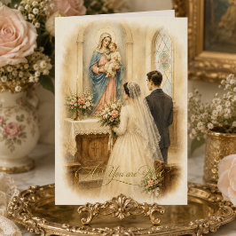 Braut und Bräutigam am katholischen Marienaltar im Karte