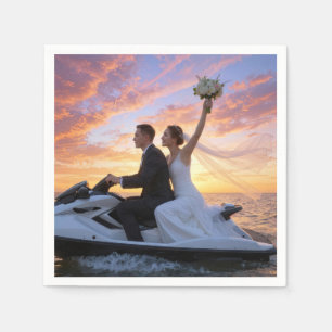 Braut und Bräutigam auf einem Jet-Ski auf ihrer Ho Serviette