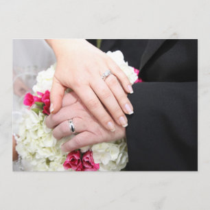 BRAUT UND BRÄUTIGAM HALTEN HÄNDE EINLADUNG