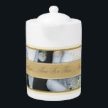 Braut-und Bräutigam-personalisierter Tee für<br><div class="desc">Eine süße Geschenkidee für das glückliche Paar. Diese Teekanne kennzeichnet einen ursprünglichen Braut- und Bräutigamentwurf, der in den hellblauen Hochzeitsausstattungen gekleidet wird. Personifizieren Sie den Text mit Namen, oder noch etwas, die Sie wünschen. Ein kundenspezifisches Hochzeitsgeschenk mit einem Unterschied… berichtigen gerade, damit die Jungvermählten ein Gebräu teilen! Entfernen Sie bitte...</div>