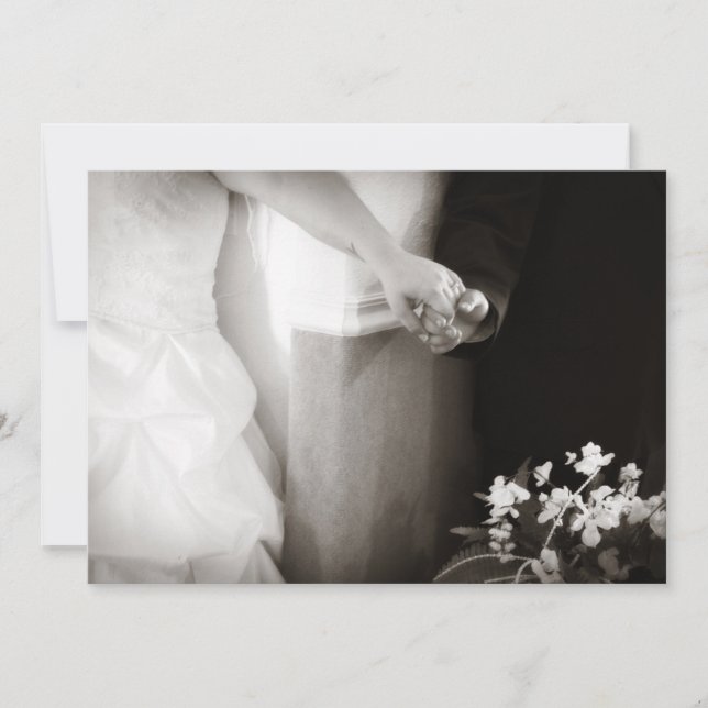 Braut und Bräutigam, welche die Hände wedding sind Einladung (Vorderseite)