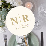 Braut- und Wurfanfänge für die Hochzeit Runder Aufkleber<br><div class="desc">Fügen Sie Ihren Gastgeschenke Hochzeiten eine Touch Eleganz hinzu mit unseren Croupiers und Groom Initials Classic Round Stickers. Diese Aufkleber sind die perfekte Möglichkeit, Ihre Gastgeschenke Hochzeiten, Geschenke und Umschläge mit zeitloser Touch zu personalisieren. Mit einem minimalistischen Hochzeitsmonogramm für das Paar strahlen diese Aufkleber mit ihrem schlichten, aber eleganten Design...</div>