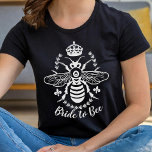 Braut zu Bee Honeybee Crown Wedding | PERSONALISIE T-Shirt<br><div class="desc">Dieser wunderschöne, schlicht elegante T - Shirt sagt "Bride to Bee" und zeigt eine weiße Honigbienen-Silhouette, umgeben von einer Krone, Lilie und einem Lorbeerkranz. Sie können auch den Text "Bride to Bee" für einen anderen Anlass ändern oder weiter anpassen, um mehr Text hinzuzufügen. Dieses Design in Schwarz für helle Shirts...</div>