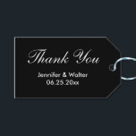 Brautgarten Hochzeit Schwarz und Weiß Vielen Dank  Geschenkanhänger<br><div class="desc">Dieses einfache,  aber elegante Tag hat einen schwarzen Hintergrund mit den Worten 'danke' in weißem Skript. Sie können Ihre Tagnotizen personalisieren,  indem Sie Ihre Namen und das Datum der Hochzeitsfeier eingeben.</div>