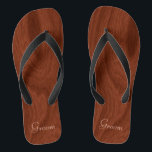 Bräutigam-Hochzeitstag-rustikale hölzerne Flip Flops<br><div class="desc">Rustikaler hölzerner Blickbräutigam Zapfen, densandelholze die Reinfälle umdrehen, die für Strandhochzeiten perfekt sind, liest Bräutigam in der eleganten, Pastellbeschriftung an der Unterseite. Eleganter, reicher Mahagoniwoodgrainmuster-Blickhintergrund. Anmerkung: Holz ist Druckbild. Rustikale Gastgeschenke Hochzeit für Brautpartymitglieder. Gerade drehen die Änderungstext-Vorlagen, zum Ihres eigenen personalisierten Hochzeits-Party zu schaffen Reinfälle für jedes Brautpartymitglied oder für...</div>