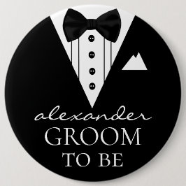 Bräutigam, zum Tuxedo mit Namen auf einer enormen Button