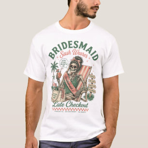 Brautjungfer mit Schärpe, die einen späten Checkou T-Shirt