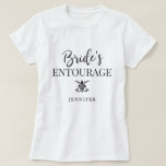 Brautjungfern der Braut des Gefolge-| T-Shirt<br><div class="desc">Lassen Sie Ihre Brautjungfern,  Trauzeugin und die Seitenfamilie der ganzen Braut wissen,  wie viel Sie sie seiend ein Teil Ihres Hochzeit Entourage schätzen.  

Dieser Namebrautjungfer T - Shirt kennzeichnet die Wörter "den Entourage der Braut" mit einer Stelle darunterliegend für Ihren Hochzeits-Party-Mitgliedsnamen.</div>