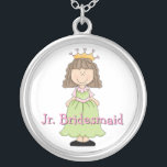 Brautjungfern-Geschenk-Halskette Prinzessin-jr. Versilberte Kette<br><div class="desc">Süße jr.-Brautjungferngeschenkhalskette,  mit Grafiken einer kleines Mädchen Prinzessin,  mit Krone,  gegen einen weißen Hintergrund.  Rosa beschatteter Text liest jr.-Brautjungfer.  Große Halskette die jungen Mädchen,  im Hochzeits-Party,  schätzt. Fertigen Sie den Text besonders an,  um Ihren Bedarf zu passen.</div>