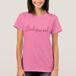Brautjungfern-Rosa T-Shirt<br><div class="desc">Ein reizendes T-Shirt für Ihre Brautjungfer,  dieser Rosa-T - Shirt kennzeichnet "die Brautjungfer",  die in reizenden Burgunder-Text geschrieben wird.  Kaufen Sie Ihr Brautjungfernt-shirt heute!</div>