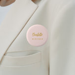 Brautjungfrau Rosa Namensmarke Button<br><div class="desc">Eine rot-rosa Hintergrundfarbe. Personalisieren Sie den Namen Ihrer Brautjungfrau und fügen Sie ihn hinzu. Goldenes handgeschriebenes Stylesheft.</div>