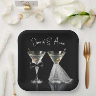 Brautpaar-Hochzeitsfeier mit Martini-Cocktails Pappteller