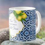 Brautparty bevorzugt blaue Fliesen Zitrone Amalfi Kaffeetasse<br><div class="desc">Blaue Fliesen und Zitrone Amalfi Positano mediterranes Brautparty danken Ihnen für personalisierte,  maßgeschneiderte Kaffeebeutel,  marokkanischen Stil geschnitzt Grenze. Ein schönes Geschenk für Ihre Gäste.</div>