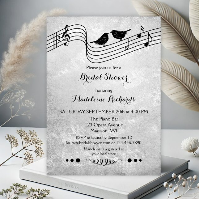 Brautparty für Schwarz und Weiß Einladung (Elegant bridal shower invitation featuring two love birds on musical wires in black and white)