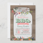 Brautparty GRILLEN Mason Jar Einladung<br><div class="desc">Diese Einladung ist vollständig anpassbar und verfügt über eine rustikale Maurerkirsche und skurrile Blumen auf einem Holzboden. Sie können dieses Design für jeden Anlass bearbeiten,  von Bridal oder Polterabend,  Babydusche,  Abschluss,  Geburtstagsfeiern,  BabyQ,  Ferien (Amerikanische Unabhängigkeitstag,  Gedenktag,  Arbeitstag oder andere Feiertage) Sommerbabecue's und mehr!</div>