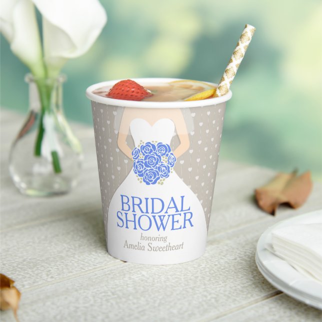 Brautparty Hochzeit weißes Kleid blaue Rose Pappbecher (In Situ)