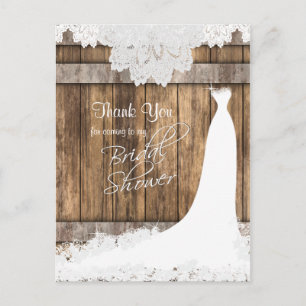 Brautparty in rustikalem Holz und Vintager Spitze Postkarte