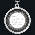 Brautparty Jewelry Classic Baroque Swirl Circle Versilberte Kette<br><div class="desc">FARBPALETTE: Schwarz, Weiß und Silber "metallisch". DESIGN COLLECTION: Die passende Bräunenkette für Hochzeiten oder Jubiläum. Benutzen Sie für Ihre Brautmädchen, Trauzeugin, Blume Mädchen und jedes Brautparty Mitglied. Dieses originelle Kunstwerk wurde für eine moderne und zeitgenössische Hochzeitskollektion mit Vintagem Stil entworfen. Das Dekordesign eines barocken Druckers wird in silbermetalischen Filigree mit...</div>