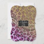 Brautparty Lila Goldleopard Einladung<br><div class="desc">Matching Junggeselinnen-Abschied, hen Party Einladung und Koordination von Produkten. Handfarbener Leopardendruck in Lavendel und lila Schwarz-Farbe mit Dottern aus halftonem Glitzer, Diamantschmuck und Perlenschalen für einen lustigen, glänzenden, glitzernden Handykoffer. Ein halbrausenförmiger schwarzer Rahmen mit Gold und Diamanten enthält Ihr Monogramm und Ihren personalisierten Namen für ein individuelles Designgehäuse. Das Muster...</div>