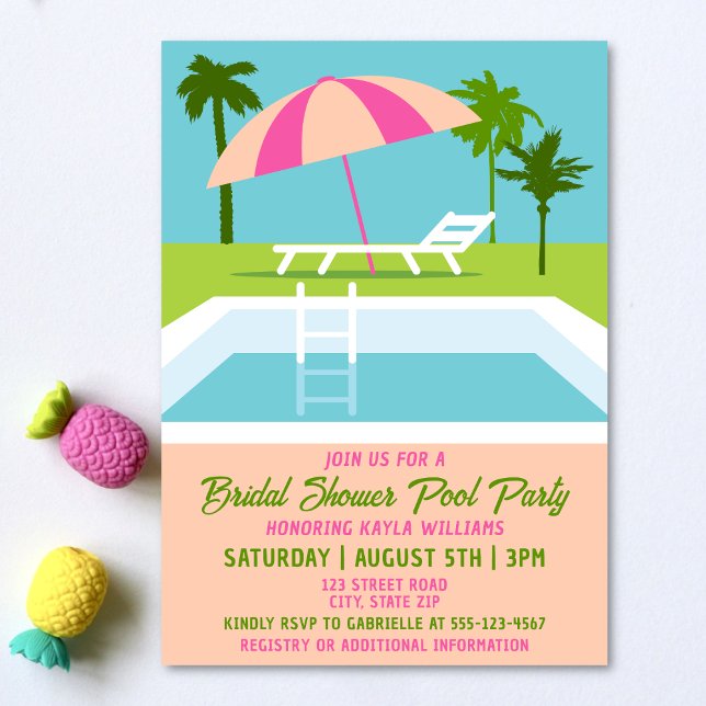 Brautparty Pool Party Tropisches Schwimmbad Einladung (Bridal shower pool party invitation on a light background with tropical pineapple decorations.)