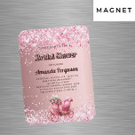 Brautparty-Rosa-Kutsche Magnet<br><div class="desc">Rosa-Hintergrund mit Imitaten,  Glitzern,  Konfetti und einer romantischen Vintagen rosa Kutsche. Personalisieren und fügen Sie ihren Namen,  Party Details.</div>