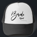 Brautviertel, Stamm, Team Typografie Truckerkappe<br><div class="desc">Feiern Sie Ihre Verlobung mit Ihrem Brauenstamm, Brautkommando, Brautmannschaft in Ihrem Brautparty oder wann immer auch immer. Es ist ein tolles Geschenk, um als Team zu feiern und für Bilder niedlich. Tragen Sie zusammen Ihre Ausflüge. Schwarz-Weiß-LKW-Hut. Dieser Hut ist auch in Champagner, Rosa und Weiß und mehr Farben erhältlich.</div>