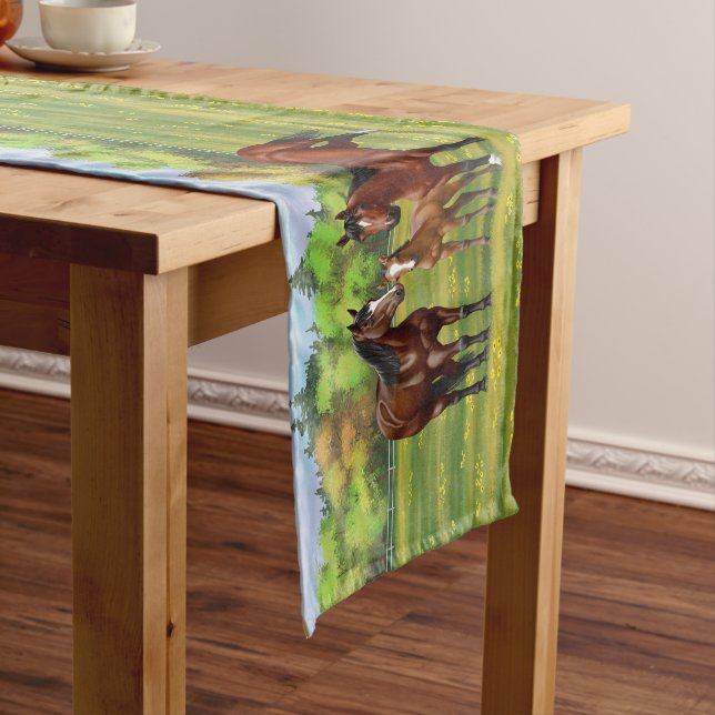 Brawn Bay Quarter Pferde im Sommer Weide Kurzer Tischläufer (Beispiel)