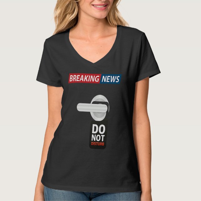 Breaking News Do Not Disturb  Sarcastic Humor T-Shirt (Vorderseite)