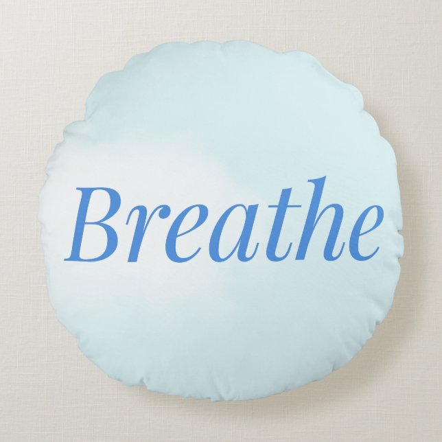 “Breathe” – Calming Blue Round Pillow for Mindful Rundes Kissen (Vorderseite)