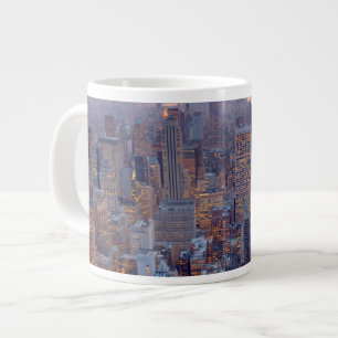 Breite Ansicht von Manhattan am Sonnenuntergang Jumbo-Tasse