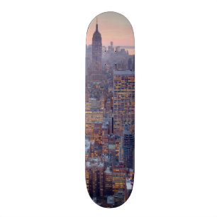 Breite Ansicht von Manhattan am Sonnenuntergang Skateboard