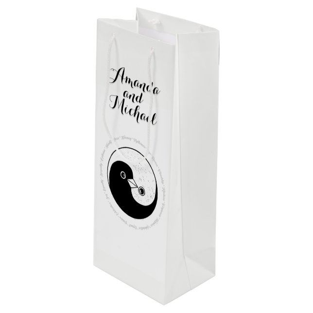 BREITE FLASCHE GIFT BAG. b/w YinYang Harmony Taube Geschenktüte Für Weinflaschen (Vorderseite Schrägansicht)