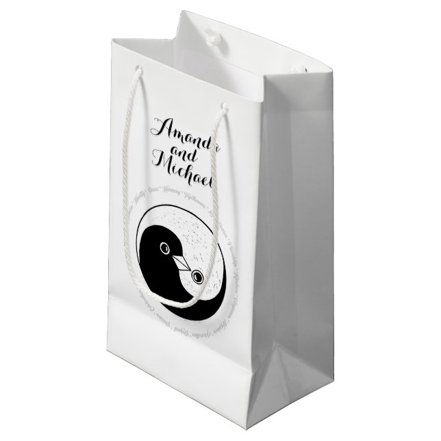 BREITE GLOSSY GIFT BAG klein. b/w YinYang Tauben Kleine Geschenktüte (Vorderseite Schrägansicht)