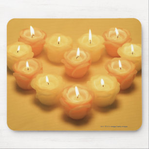 Brennende Kerzen vereinbart in einer Herzform Mousepad