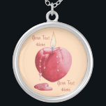 brennende rote Kerze mit herzförmiger Flamme aus L Versilberte Kette<br><div class="desc">Die originalgetreue Herzflamme und die herzförmige Kerzenillustrierung auf diesem coolen Schmuckstück wurde inspiriert, während ich eine rote Kerze schmelzen sah. Das rote, herzenförmige Schmelzwurz läuft langsam an der Seite der Kerze herunter und tropft in einen herzförmigen Pool aus rotem Wachs. Die farbenfrohe rote und gelbe Flamme ist auch herzförmig. Die...</div>