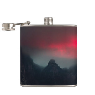 Brennende Wolken, Nebel und Berge Flachmann