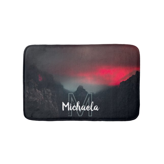Brennende Wolken, Nebel und Berge Monogramm Badematte (Vorderseite)