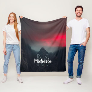 Brennende Wolken, Nebel und Berge Monogramm Fleecedecke