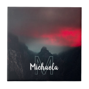 Brennende Wolken, Nebel und Berge Monogramm Fliese