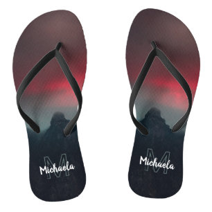 Brennende Wolken, Nebel und Berge Monogramm Flip Flops