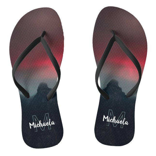 Brennende Wolken, Nebel und Berge Monogramm Flip Flops (Fußbett)