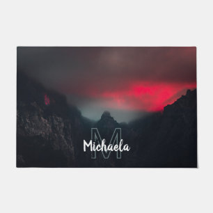 Brennende Wolken, Nebel und Berge Monogramm Fußmatte