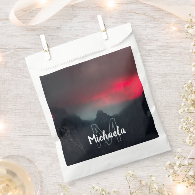 Brennende Wolken, Nebel und Berge Monogramm Geschenktütchen (Ausgeschnitten)