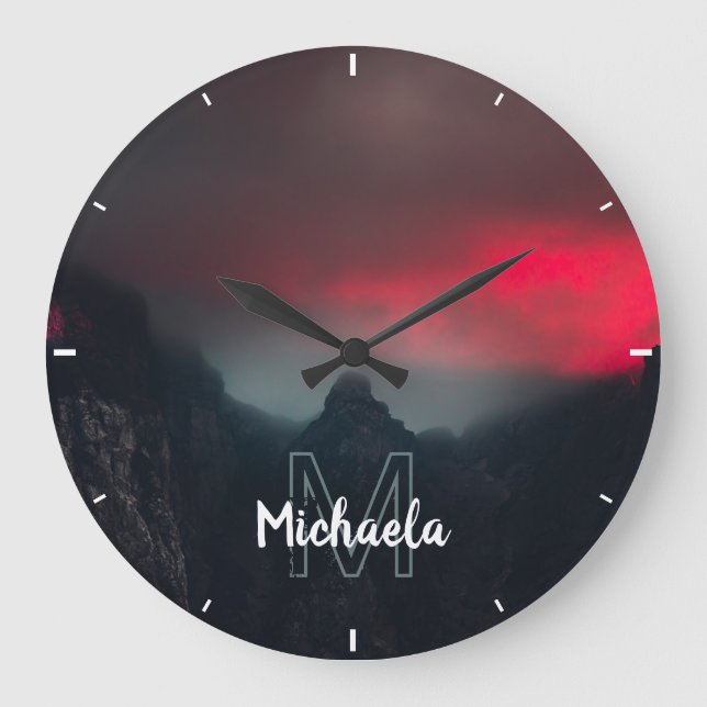 Brennende Wolken, Nebel und Berge Monogramm Große Wanduhr (Vorderseite)